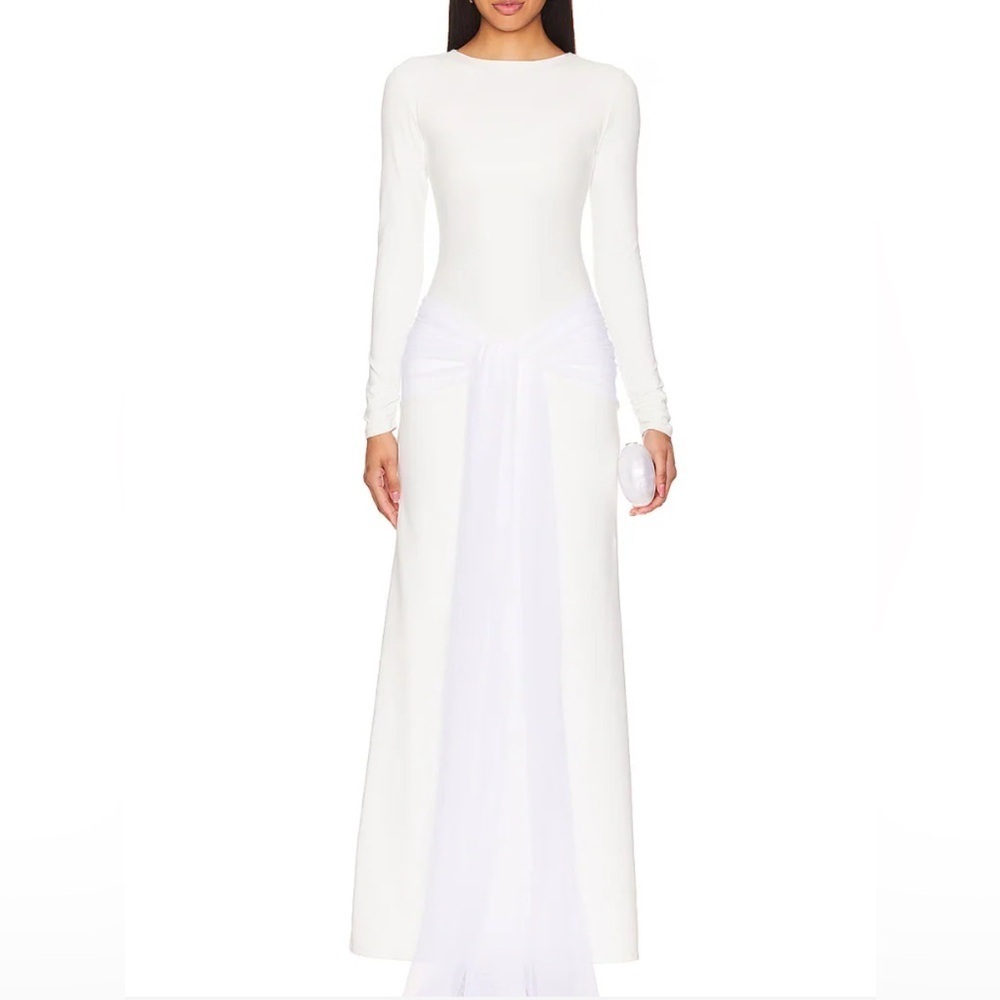 Gala Dress in Chantilly
Port de Bras